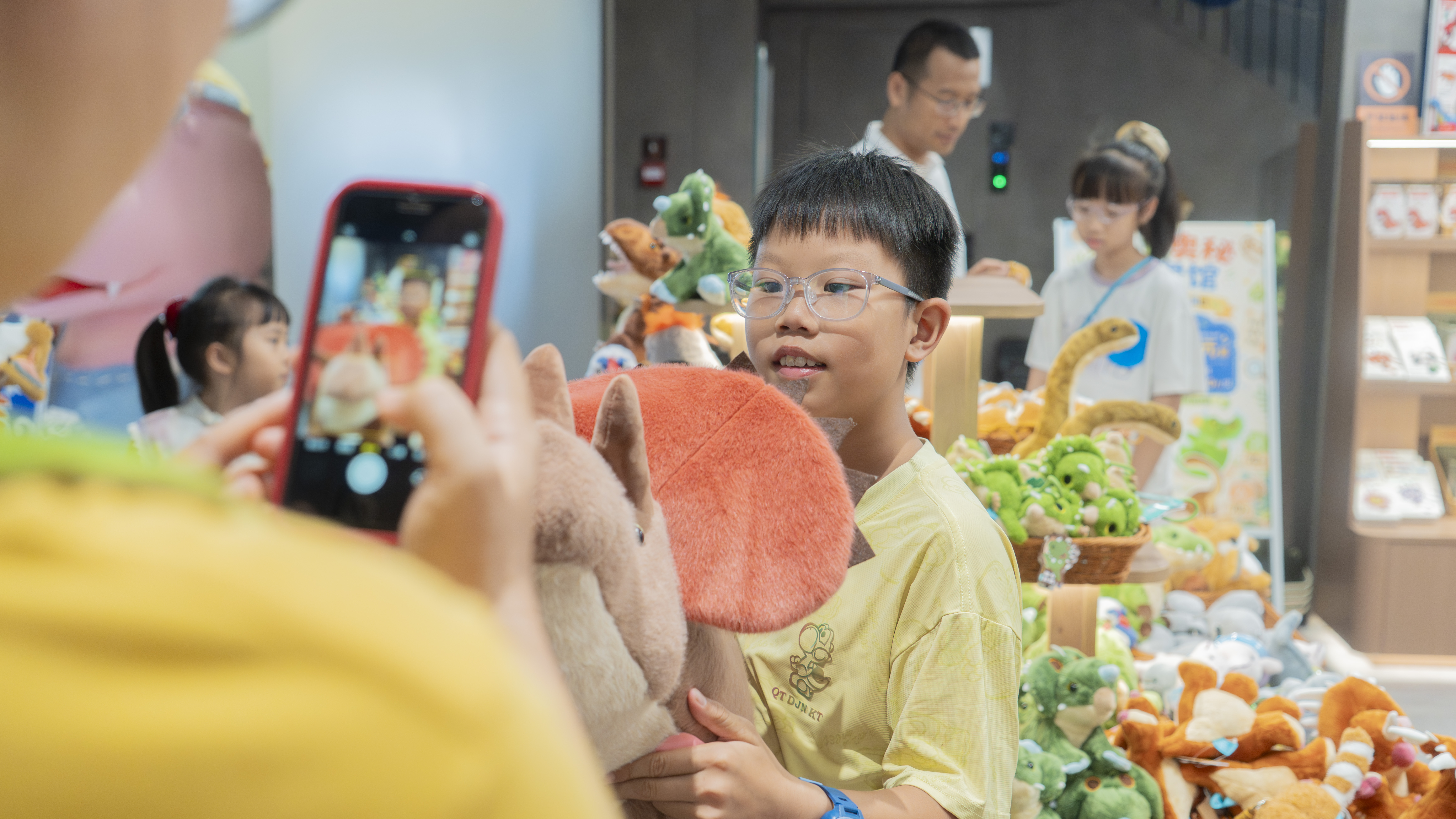 南宁六一儿童节带孩子去哪：恐龙奥秘科学馆小恐绒IP，大唐阿吉阿夫毛绒玩具的治愈陪伴